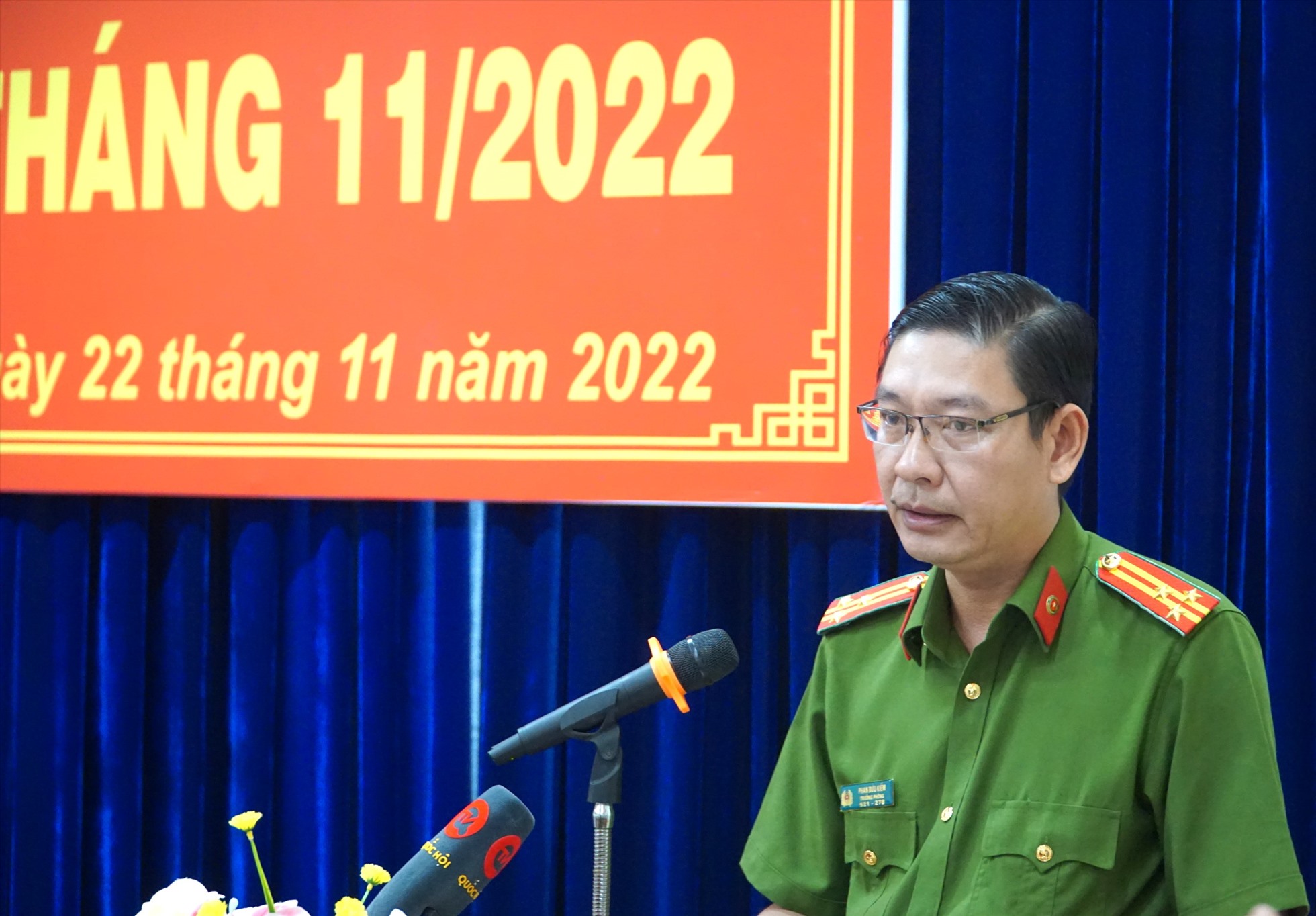 Thượng tá Phan Bửu Kiếm, Trưởng phòng CSHS Công an tỉnh Cà Mau thông tin vụ 2 ngư phủ bị hành hạ tại buổi họp báo. Ảnh: Nhật Hồ
