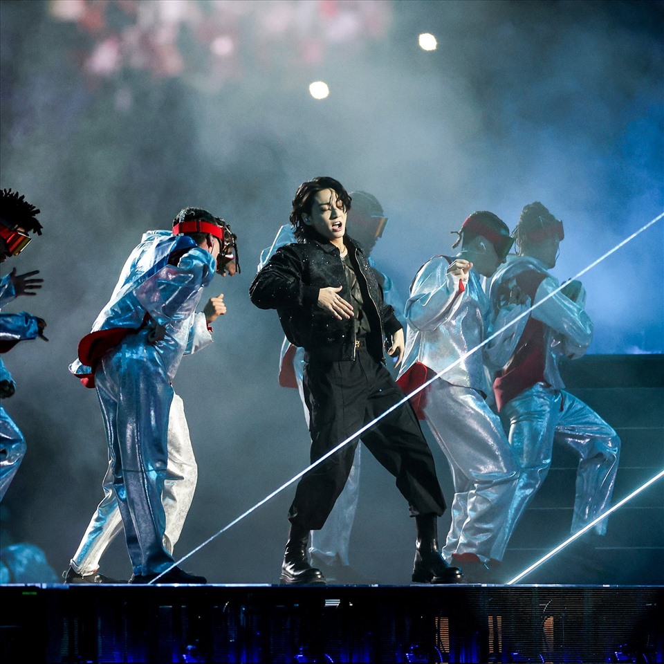 Jungkook (BTS) có màn trình diễn bùng nổ tại lễ khai mạc World Cup 2022. Ảnh: AFP.