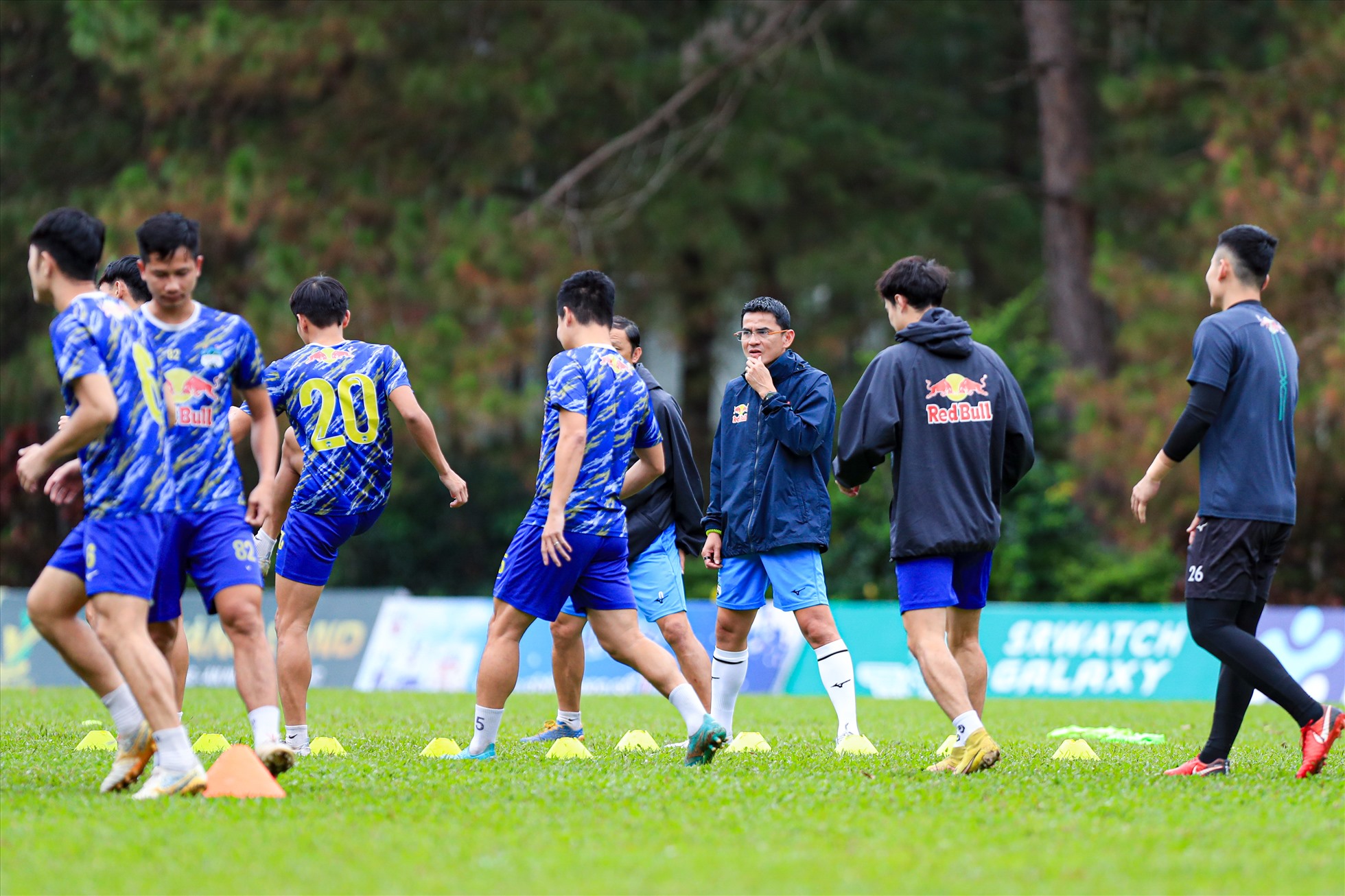 Huấn luyện viên Kiatisak sẽ phải rất đau đầu khi vắng ngôi sao lớn nhất Nguyễn Công Phượng trong đội hình.