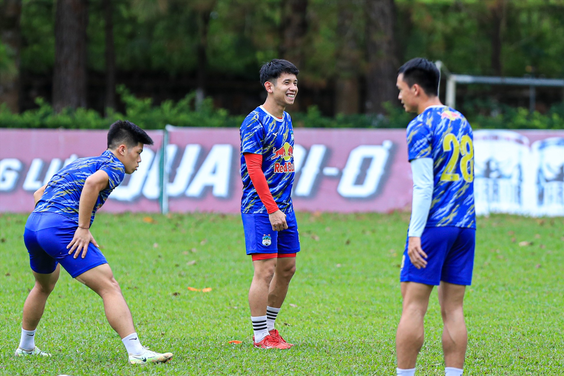 Hồng Duy tươi cười chuẩn bị cho trận đấu gặp Hà Nội.