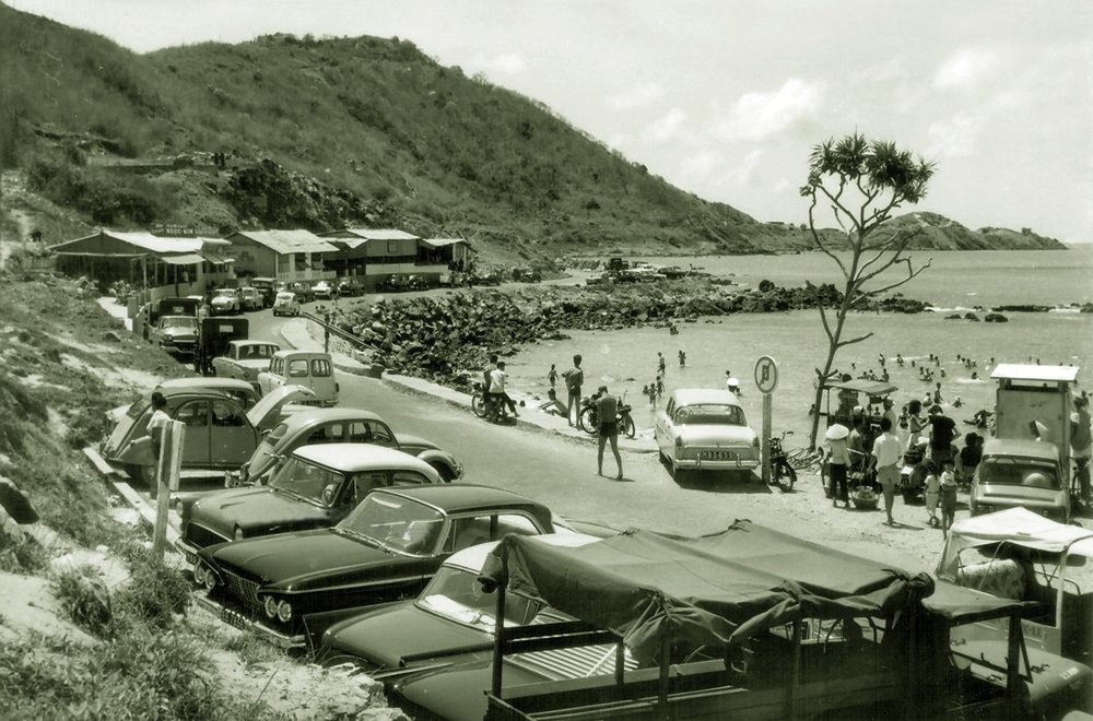 Hình ảnh du khách tắm biển tại Bãi Dứa. Ảnh: tư liệu Bảo tàng tỉnh