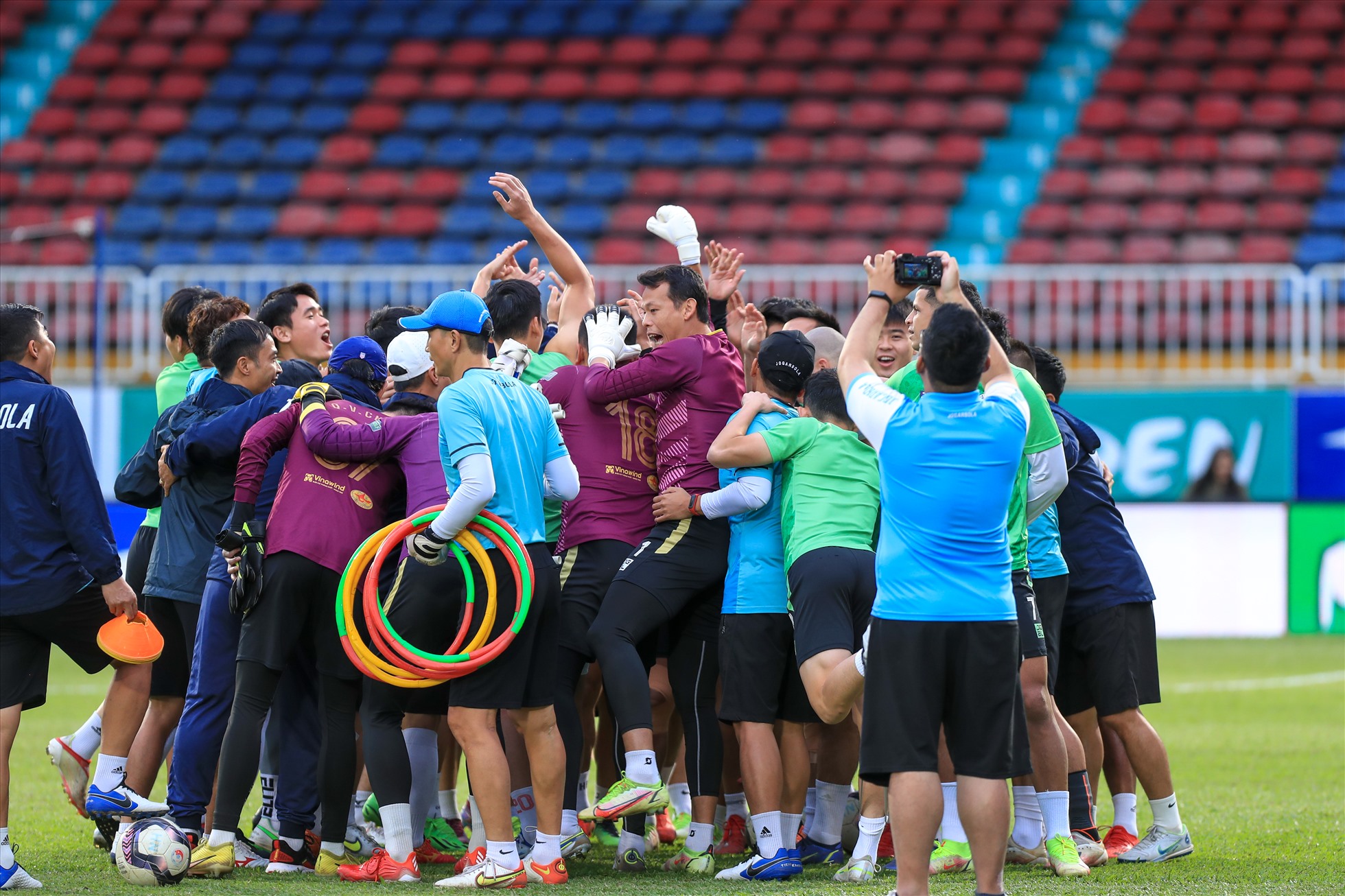 Câu lạc bộ Hà Nội thể hiện sự quyết tâm, đoàn kết trong buổi tập chiều nay (22.11) chuẩn bị cho trận đấu gặp câu lạc bộ Hoàng Anh Gia Lai tại bán kết cúp quốc gia 2022.