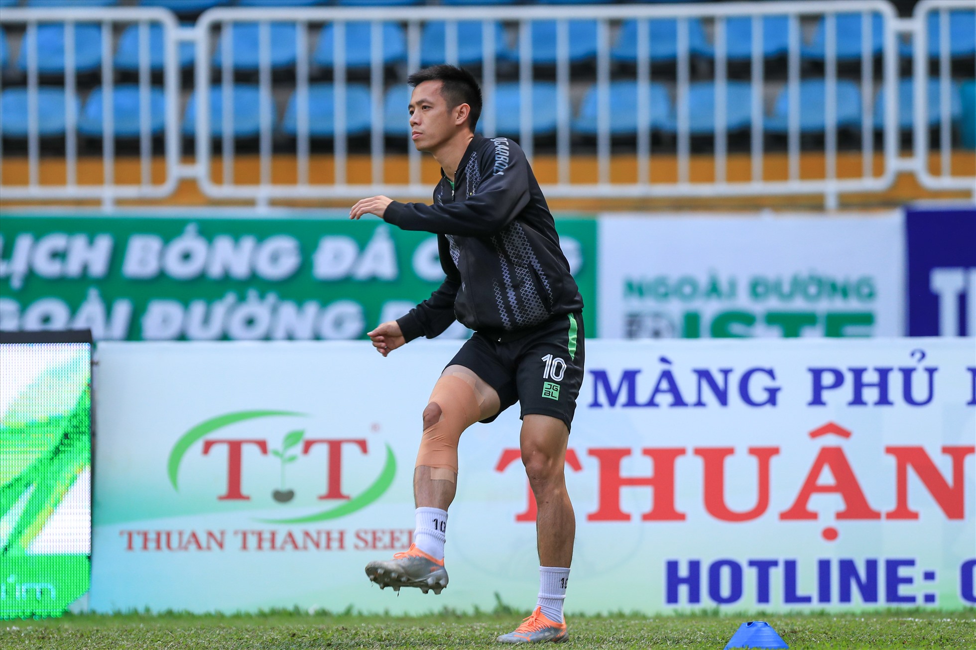 Huấn luyện viên Chun Ja-ho đón nhận tin rất vui khi tiền đạo Nguyễn Văn Quyết có thể trở lại tập luyện cùng toàn đội.