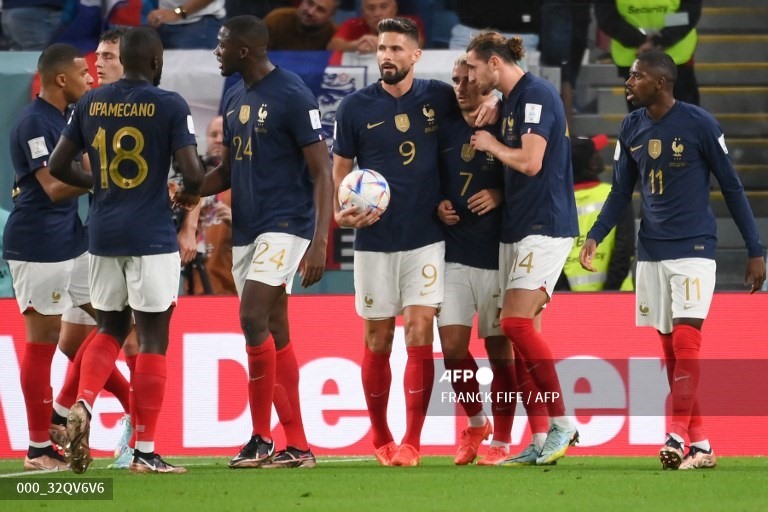 Tuyển Pháp nhanh chóng ngược dòng trong hiệp 1 với 2 bàn thắng của Rabiot và Giroud. Ảnh: AFP