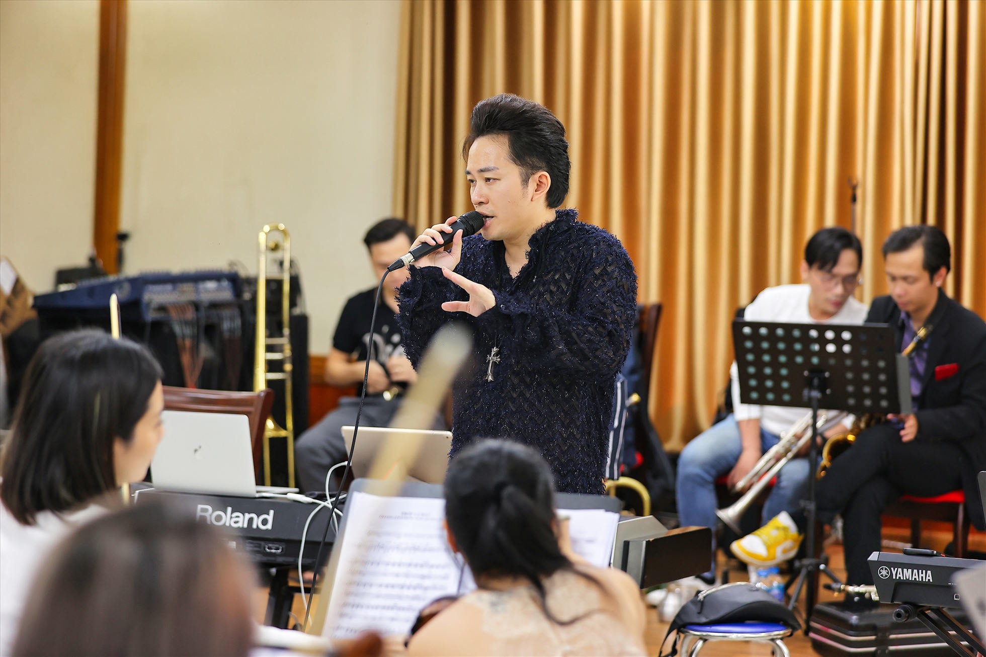 Nam ca sĩ Tùng Dương dành nhiều tâm huyết cho liveconcert lần này. Ảnh: Hòa Nguyễn