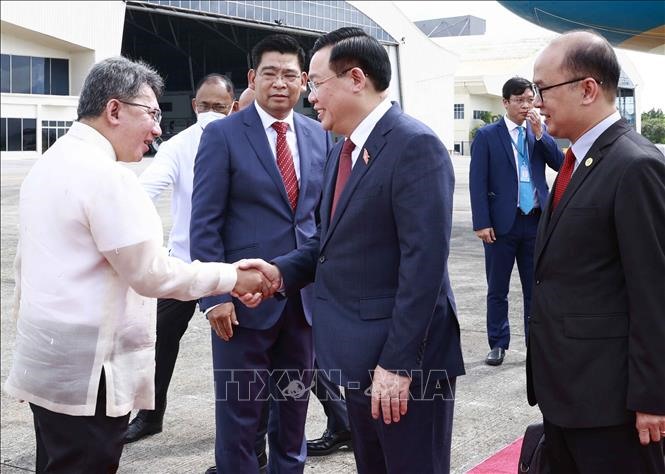 Lễ đón Chủ tịch Quốc hội Vương Đình Huệ tại sân bay quân sự Villamor, Thủ đô Manila. Chuyến thăm thể hiện sự coi trọng của Việt Nam đối với ban lãnh đạo mới của Philippines và quan hệ Đối tác chiến lược Việt Nam - Philippines sau khi hai nước vừa kỷ niệm 45 năm thiết lập quan hệ ngoại giao (1976-2021). Ảnh: TTXVN