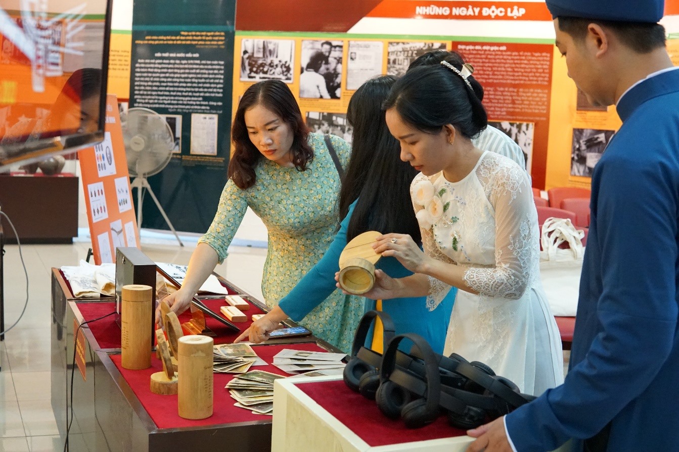 Ra mắt các sản phẩm lưu niệm, quà tặng có hình ảnh Chủ tịch Hồ Chí Minh và hệ thống di tích lưu niệm của Người ở Thừa Thiên Huế. Ảnh: Bảo tàng Hồ Chí Minh Thừa Thiên Huế.