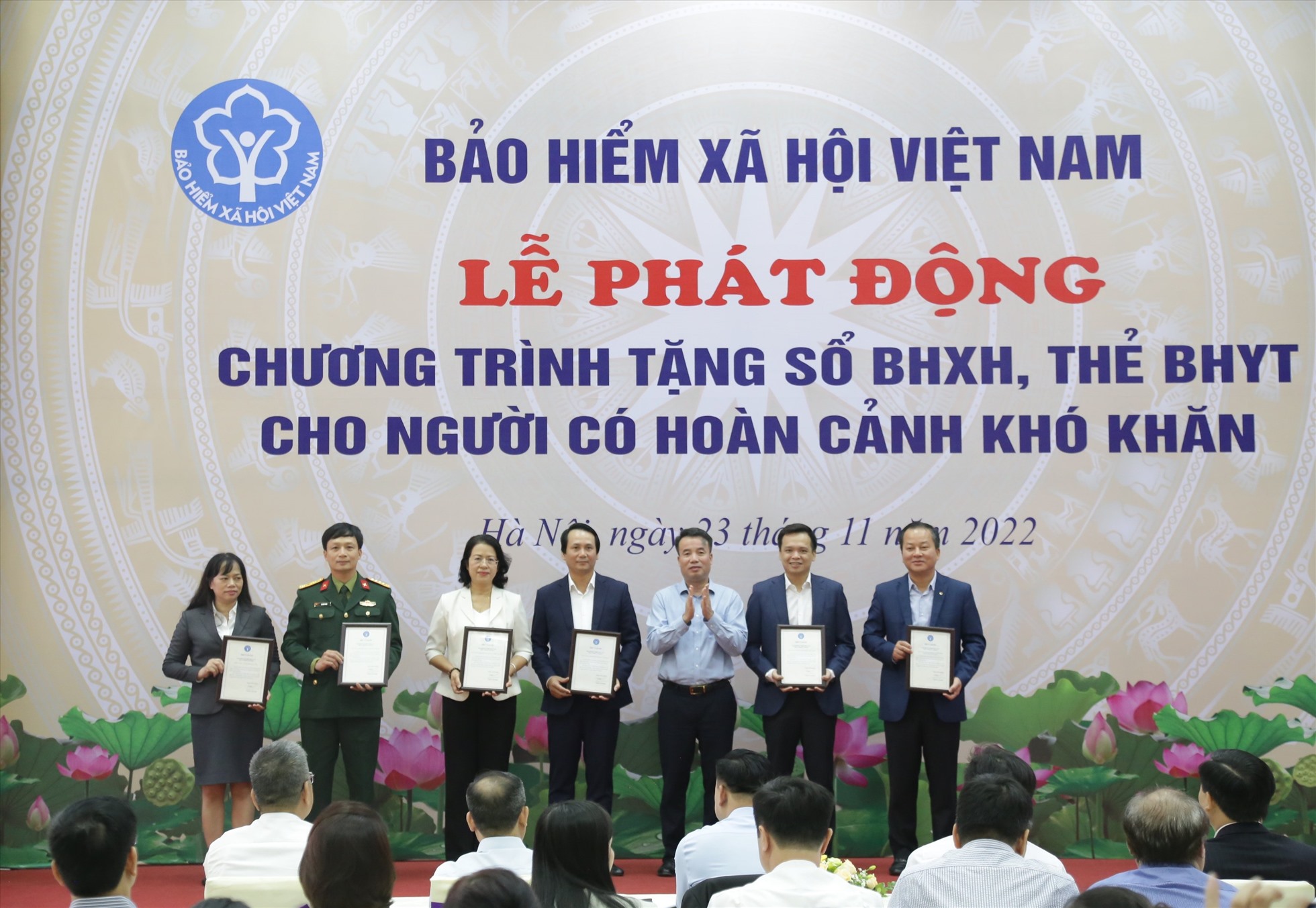 Tổng Giám đốc Nguyễn Thế Mạnh tiếp nhận 5.000 sổ BHXH và 50.840 thẻ BHYT do Bưu điện Việt Nam và 5 ngân hàng hỗ trợ. Ảnh BHXH VN