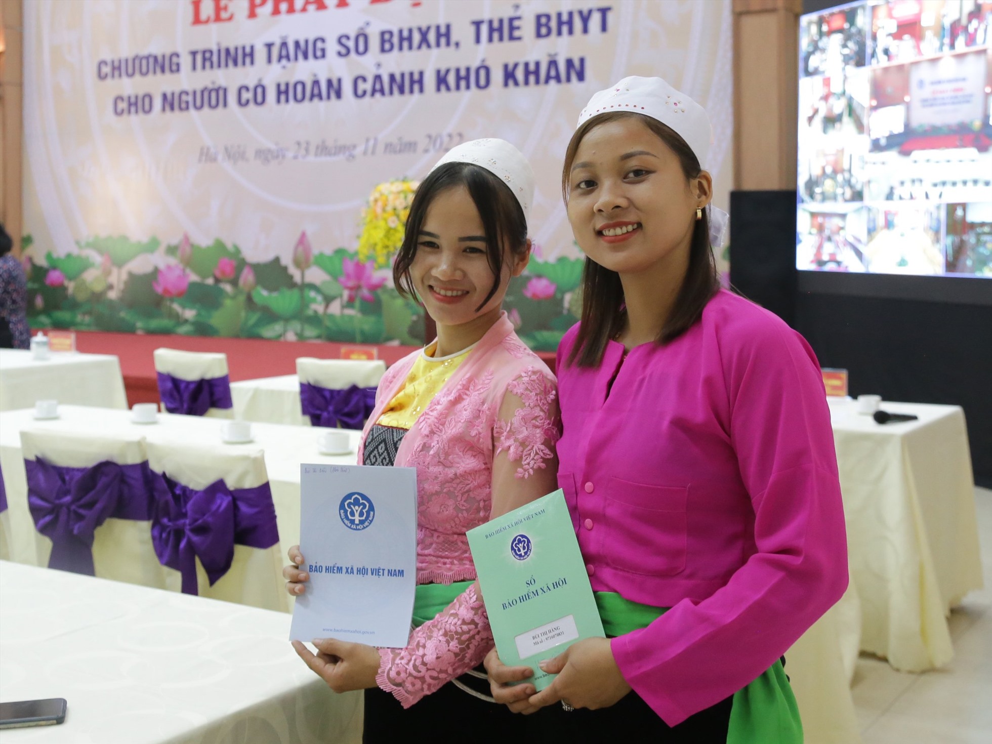 Chị Bùi Thị Hằng - tỉnh Hòa Bình (bên phải) cho biết: sau khi được tặng sổ BHXH tự nguyện sẽ cố gắng tiếp tục tham gia vào những năm sau. Ảnh BHXH VN