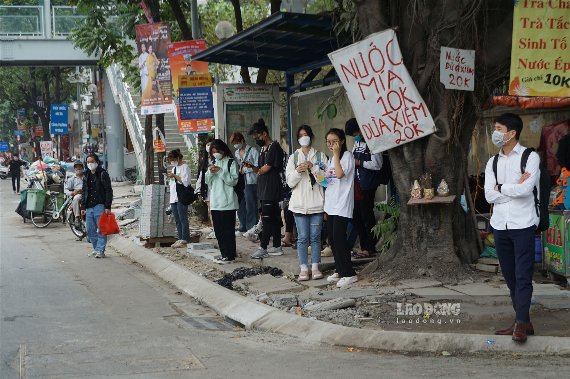 Bạn Ngô Hoàng Ngân, sinh viên năm 3 Học viện Phụ nữ Việt Nam phản ánh, hơn 3 năm sống tại Hà Nội, không ít lần Ngân chứng kiến cảnh đào lên rồi lấp xuống tại các vỉa hè trên nhiều tuyến phố Thủ đô.