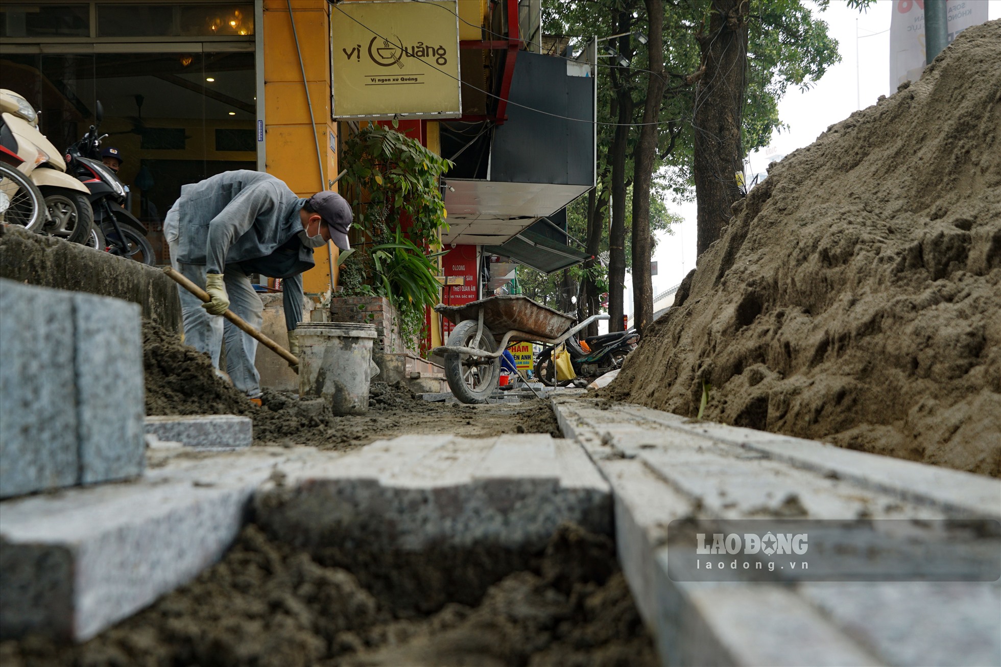 Hai bên vỉa hè đường Nguyễn Chí Thanh trở thành “đại công trường” ngổn ngang gạch đá, xi măng và cát.
