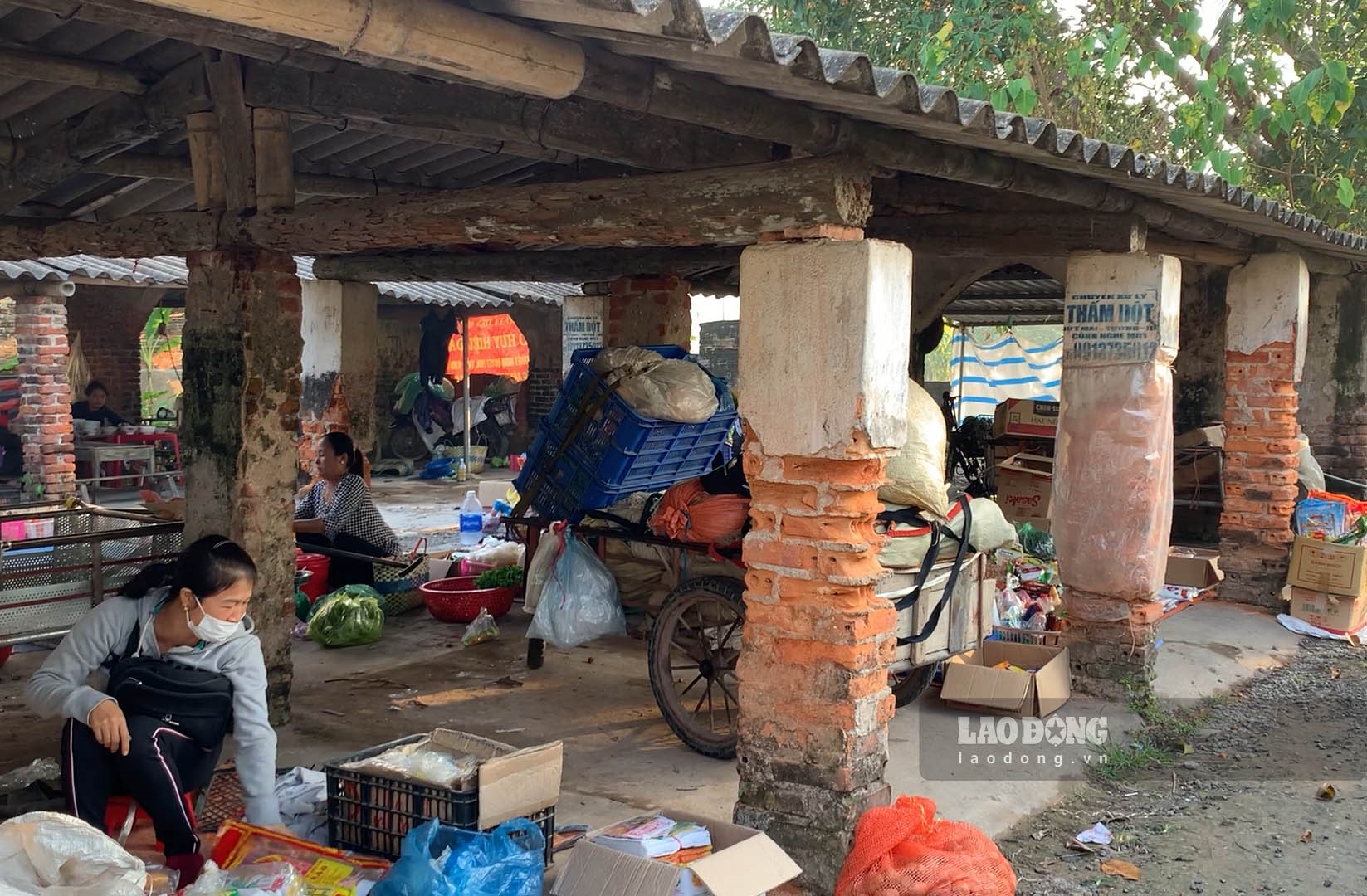 Trao đổi với Lao Động, ông Vũ Văn Hương - Chủ tịch UBND xã Tiên Minh xác nhận: “Đúng là khu chợ này đã xuống cấp nhiều năm nay như vậy, về phía chính quyền xã cũng mong muốn có chợ đẹp hơn để bà con trong xã kinh doanh, buôn bán, phát triển kinh tế. Nhưng do điều kiện kinh phí không có nên xã mới chỉ có kế hoạch dự kiến.”