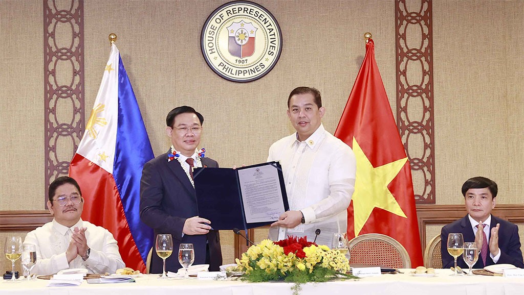Chủ tịch Hạ viện Martin Romualdez trao Nghị quyết số 571 về tăng cường hợp tác giữa Philippines và Việt Nam với việc thành lập Nhóm Nghị sĩ hữu nghị Philippines - Việt Nam cho Chủ tịch Quốc hội Vương Đình Huệ. Ảnh: TTXVN