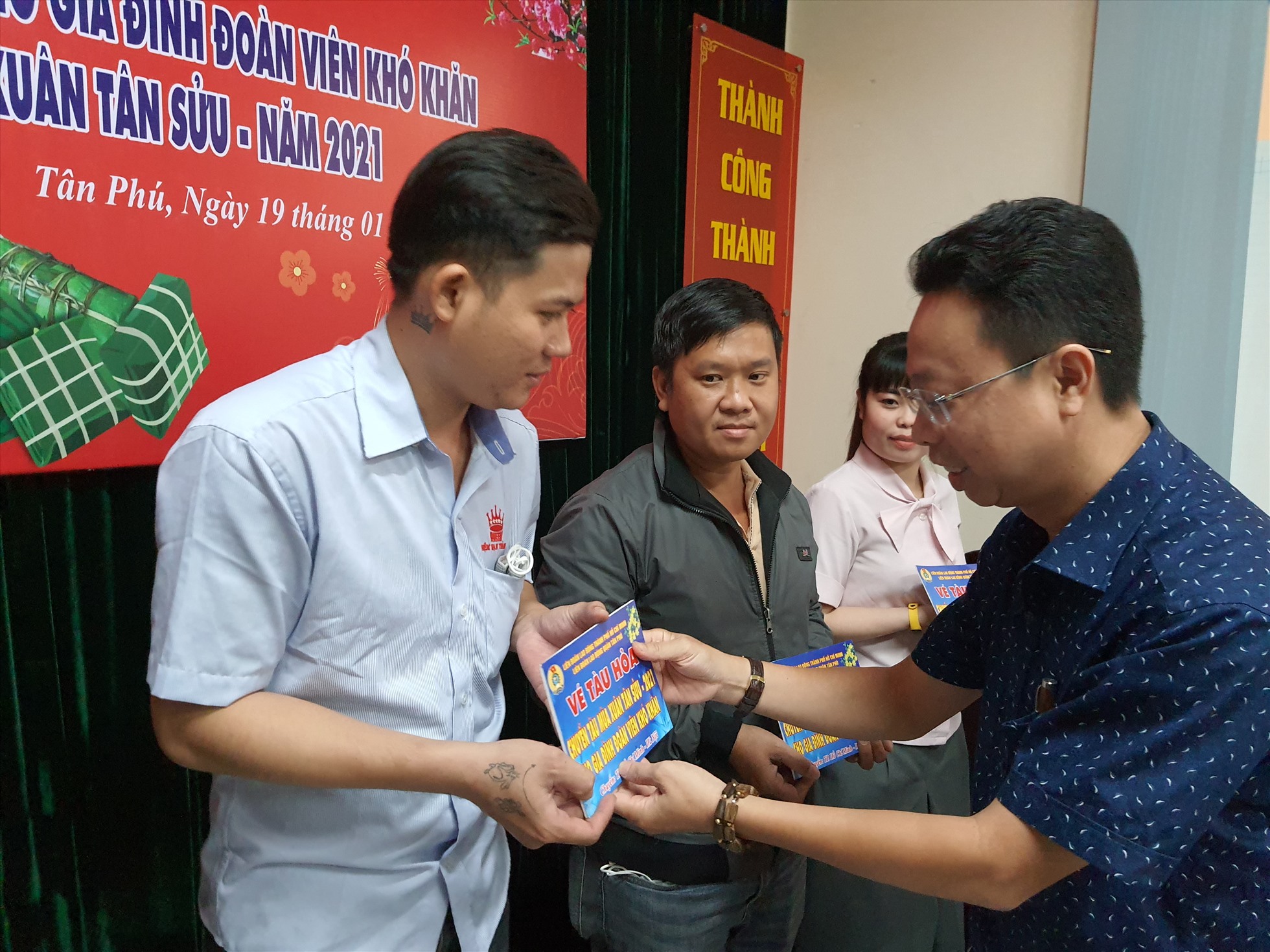 Ông Nguyễn Thành Đô (bên phải) trao vé tàu cho CNLĐ quận Tân Phú dịp Tết Nhâm Dần 2022. Ảnh: Nam Dương