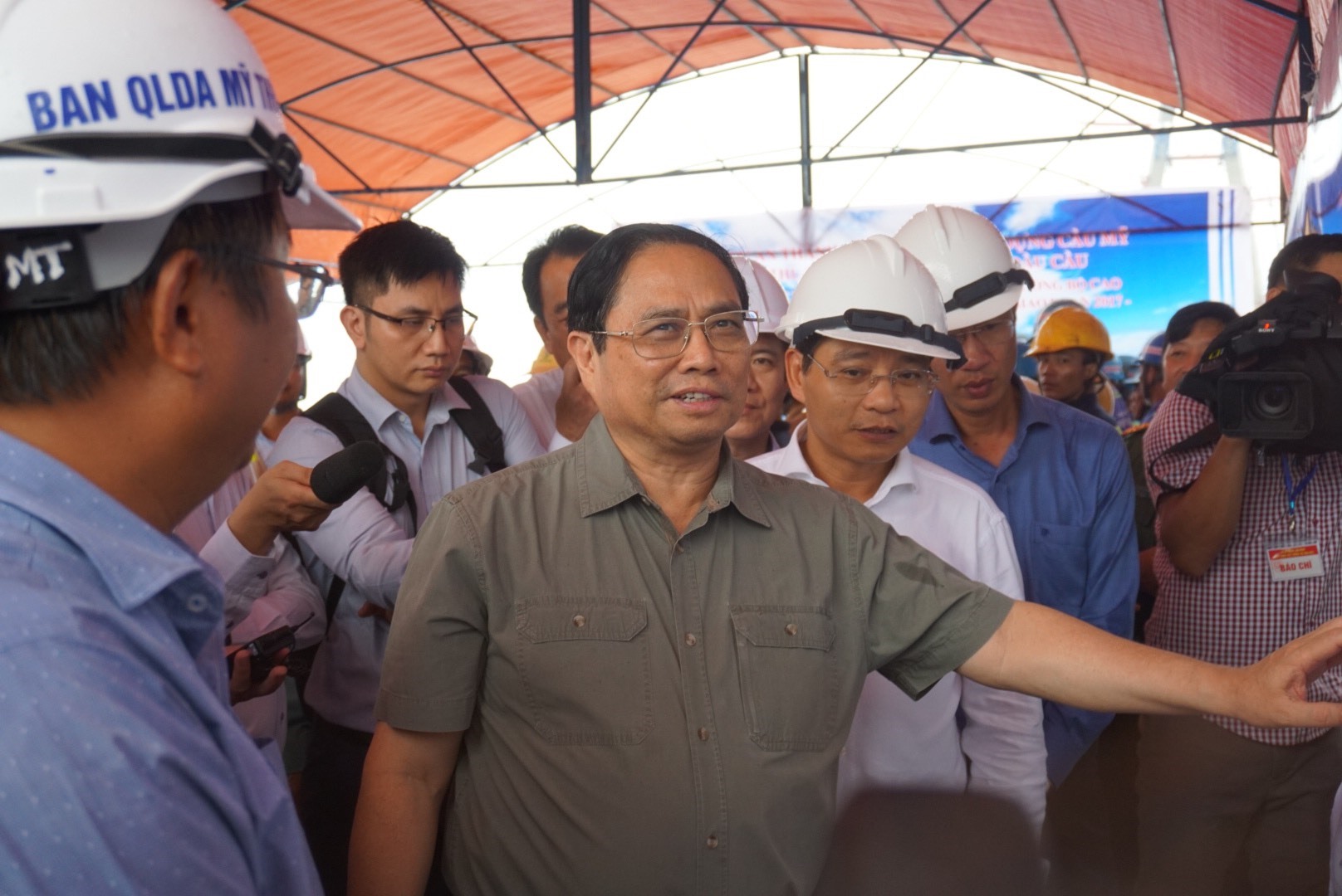 Thủ tướng Chính phủ Phạm Minh Chính đánh giá cao các đơn vị đã có sáng kiến trong việc thi công công trình. Ảnh: Hải Dương.