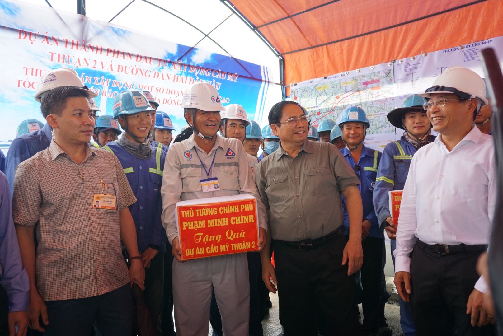Thủ tướng Chính phủ Phạm Minh Chính thăm và tặng quà động viên các công nhân. Ảnh: Hải Dương.