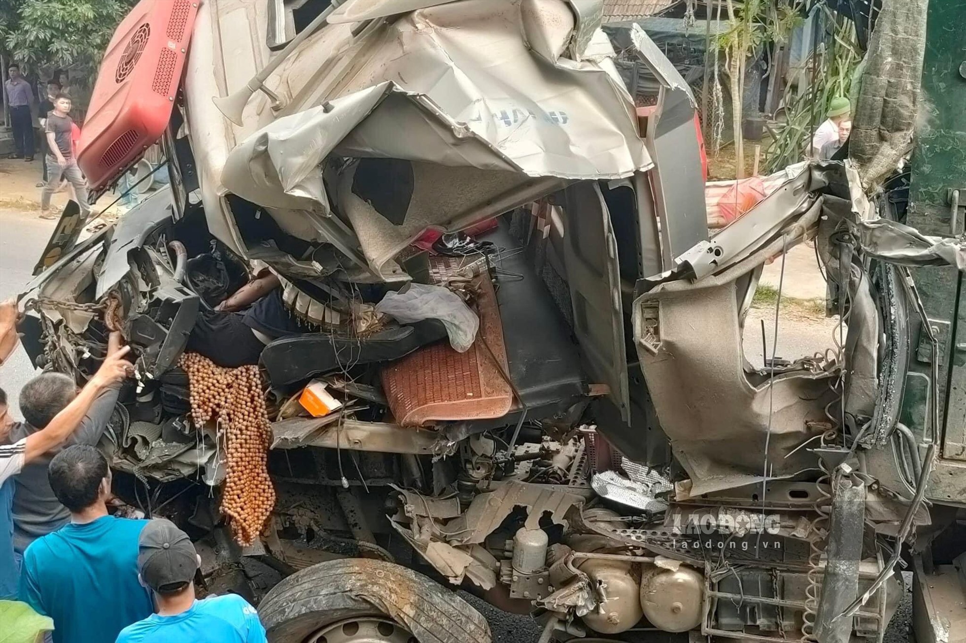 Phần đầu xe sau vụ tai nạn đã bị biến dạng, hư hỏng nặng. Ảnh: Nguyễn Hoàn