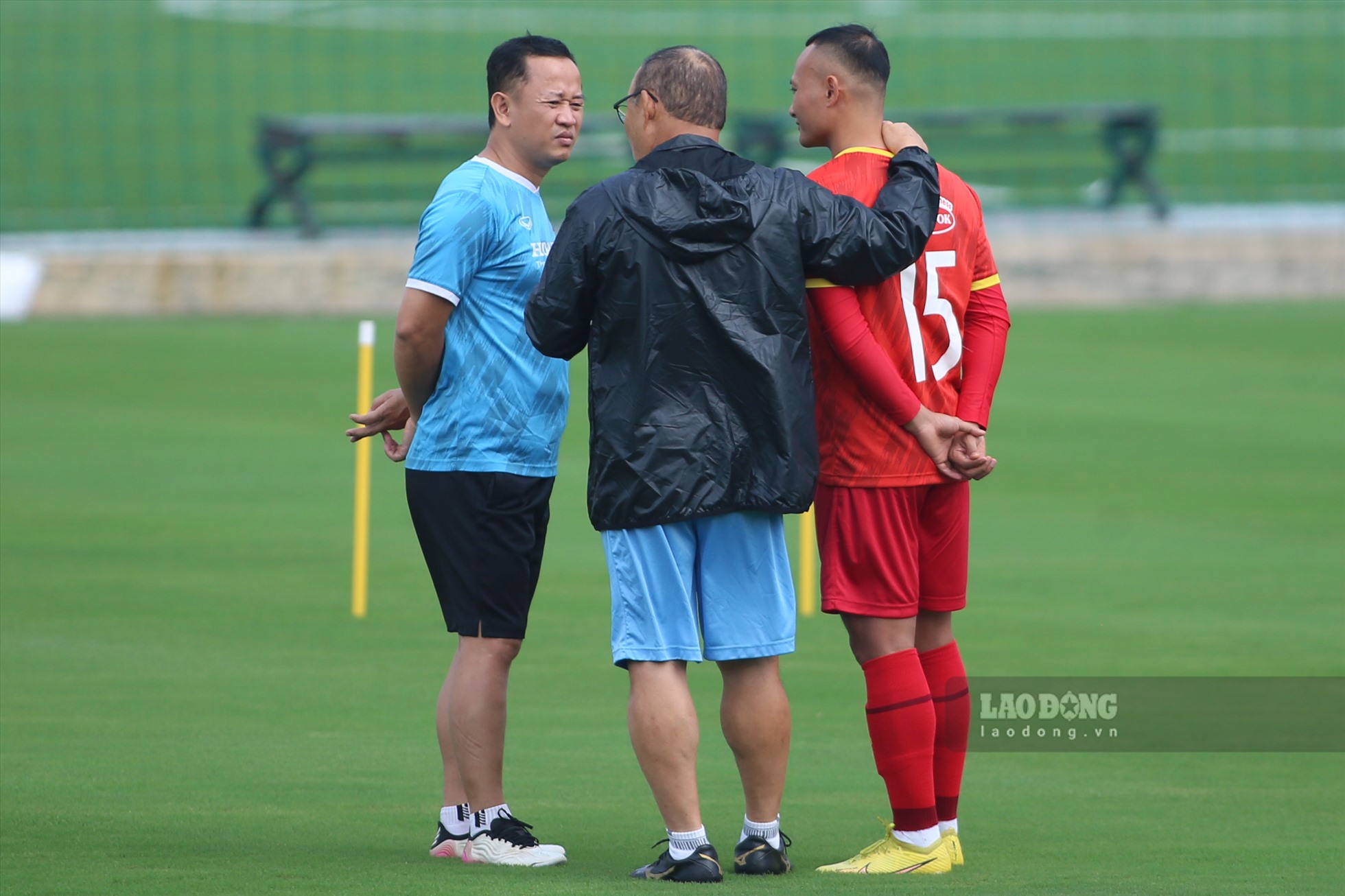 Trọng Hoàng cũng được thầy Park hỏi hạn kỹ lưỡng trước khi bước vào tập luyện. Cầu thủ của Sông Lam Nghệ An mới trở lại sau khi điều trị thoát vị đĩa đệm.