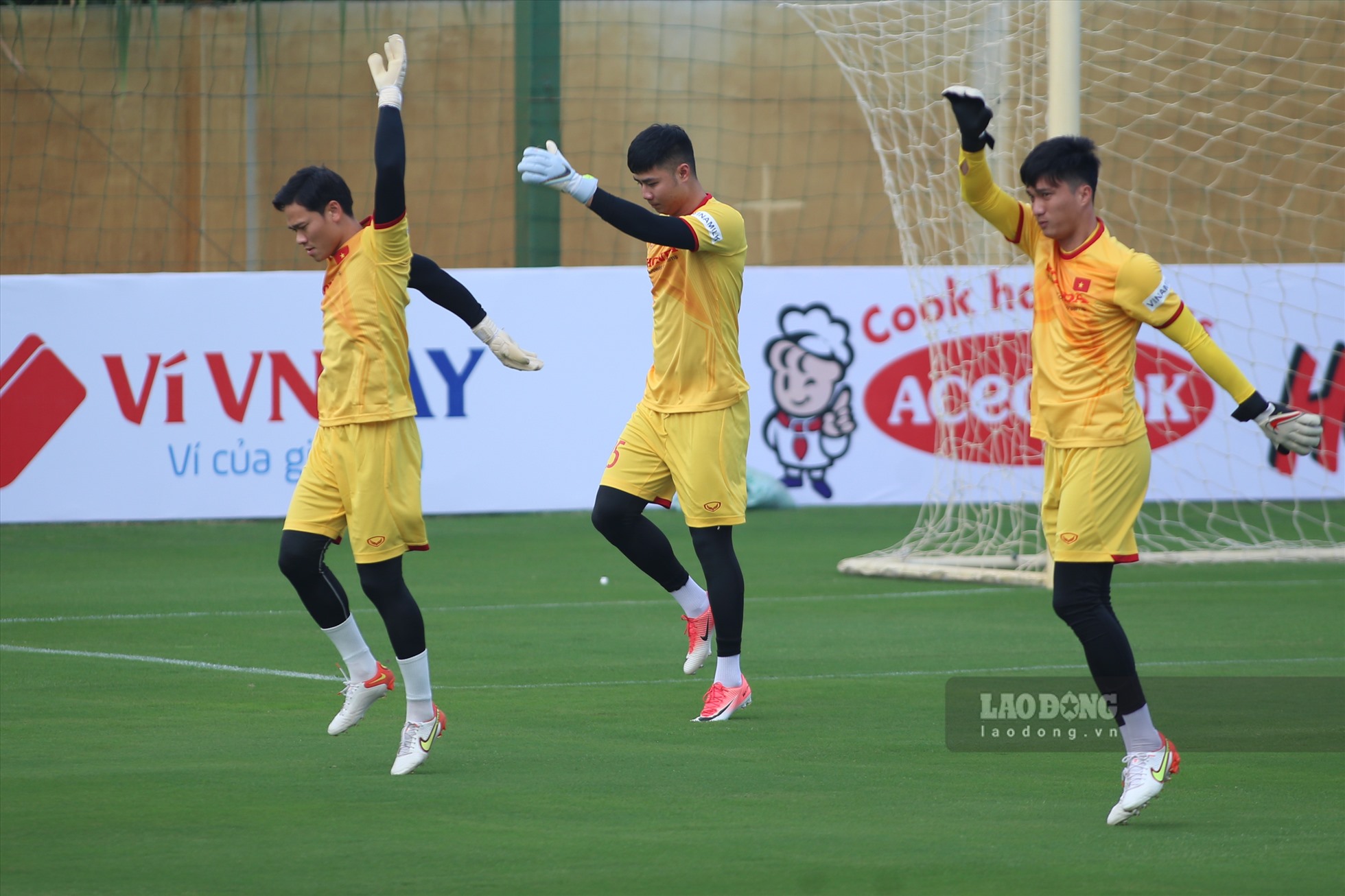 Trong 4 thủ môn được triệu tập còn thiếu Đặng Văn Lâm, ba thủ môn đã hội quân là Trần Nguyên Mạnh, Nguyễn Văn Toản và Nguyễn Văn Hoàng.