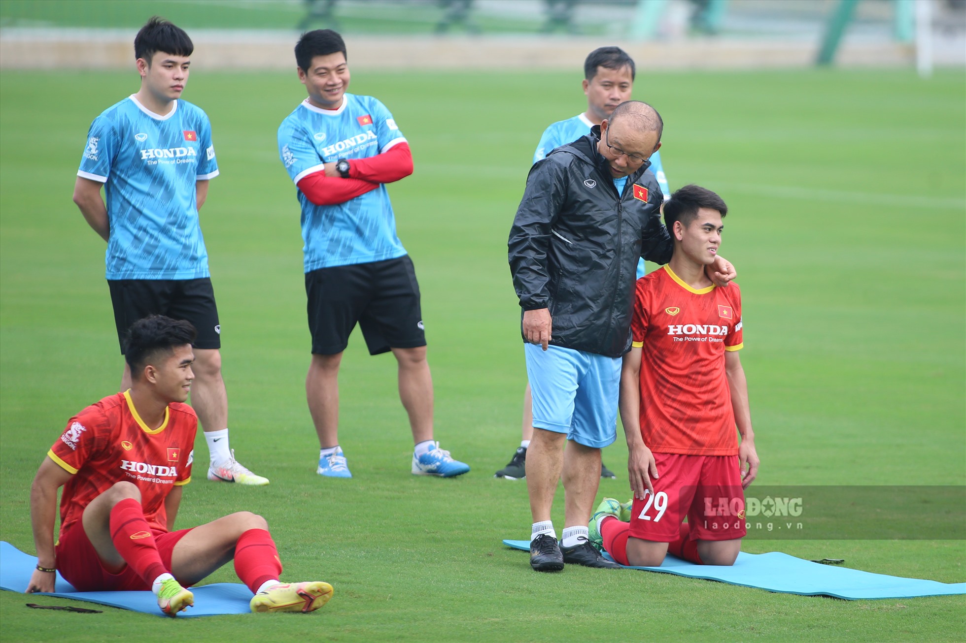 Khuất Văn Khang là cầu thủ nhận được sự chú ý của truyền thông cũng như huấn luyện viên Park Hang-seo trong buổi tập đầu tiên.