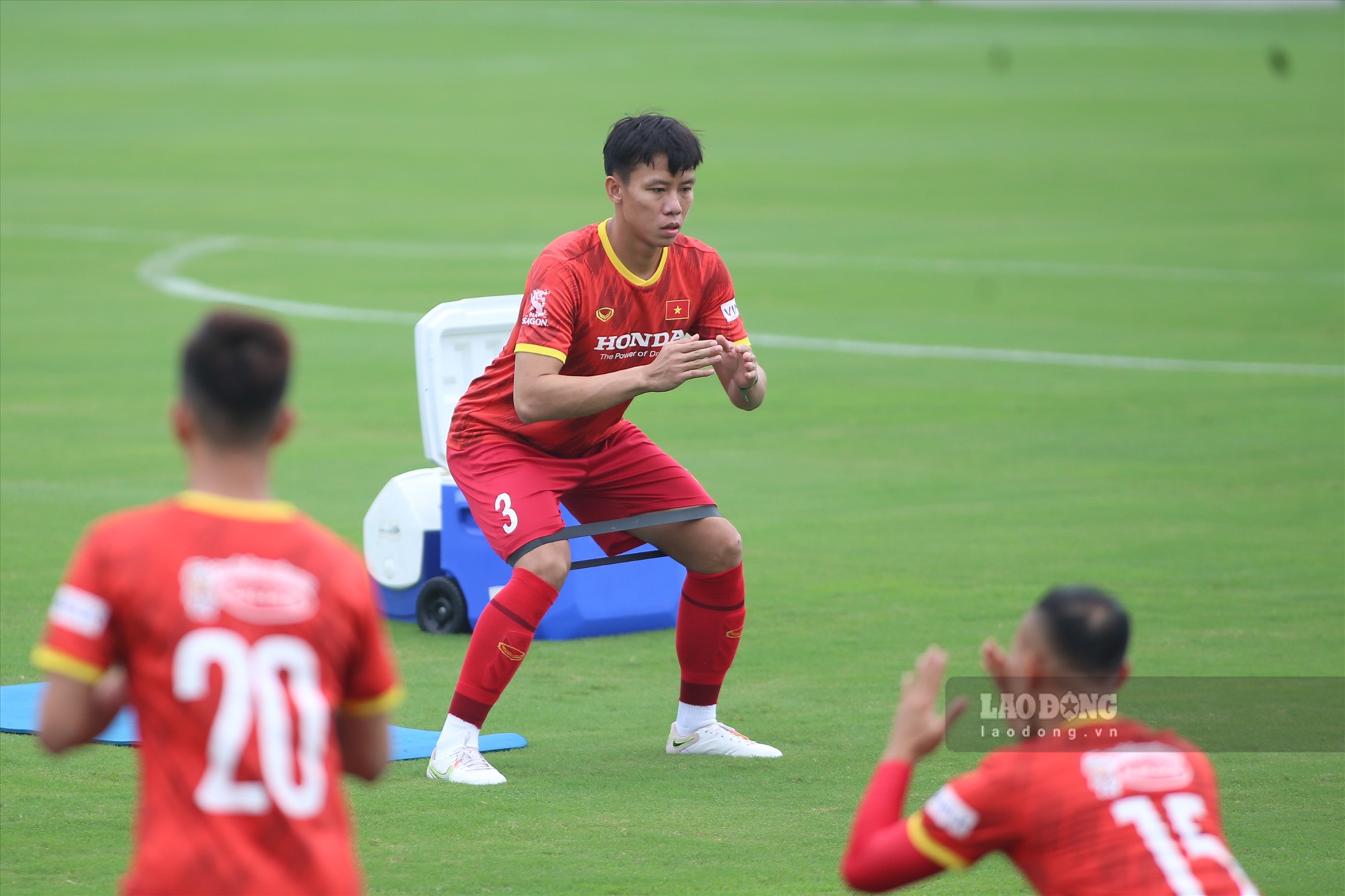 Quế Ngọc Hải nghiêm túc khởi động trong buổi tập đầu tiên của tuyển Việt Nam. Cầu thủ của Sông Lam Nghệ An cũng là người được cử trả lời truyền thông.