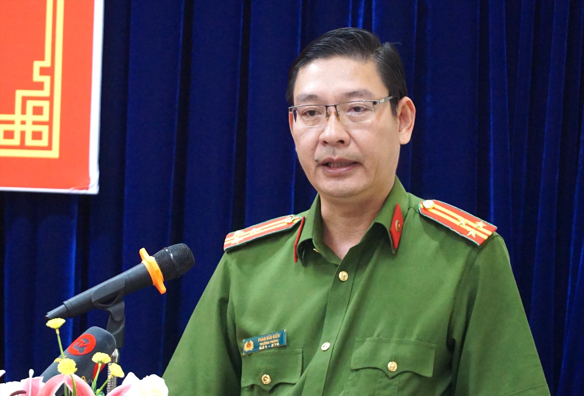Thượng tá Phan Bửu Kiếm, Trưởng phòng Cảnh sát Hình sự, Công an tỉnh Cà Mau trả lời báo chí  xung quanh vụ ngư phủ bị hành hạ trên biển. Ảnh: Nhật Hồ