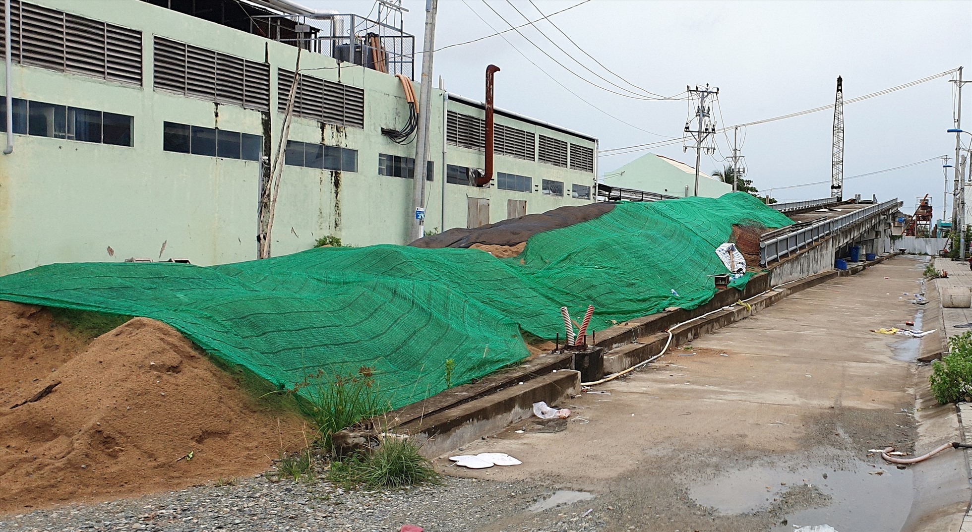 Công trình do Công ty CP Tư vấn xây dựng M.H. (thiết kế cơ sở) và thiết kế bản vẽ thi công là Công CP Đầu tư phát triển A.G.; Nhà thầu thi công xây dựng là Công ty CP Tập đoàn T.P.; nhà thầu giám sát thi công xây dựng là Công ty CP TV-XD 533 phía Nam