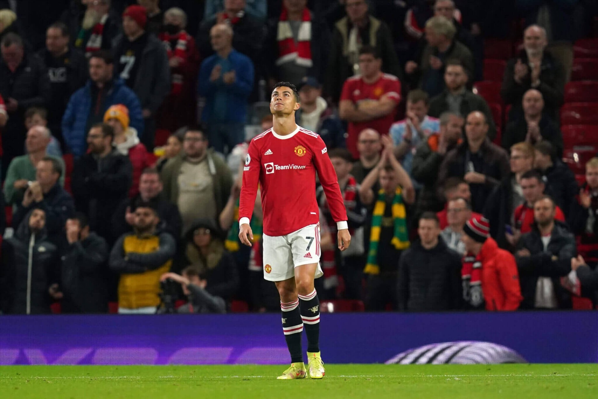 Ronaldo trong ngày đại bại của Man United. Ảnh: AFP