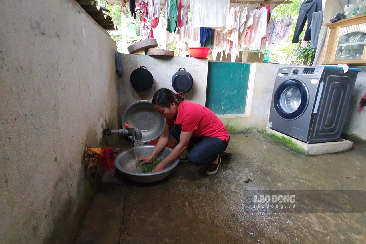 Nhiều người dân xã Thu Phong phải sử dụng nước giếng khoan có lẫn đá vôi, tạp chất cho mọi sinh hoạt thường ngày.