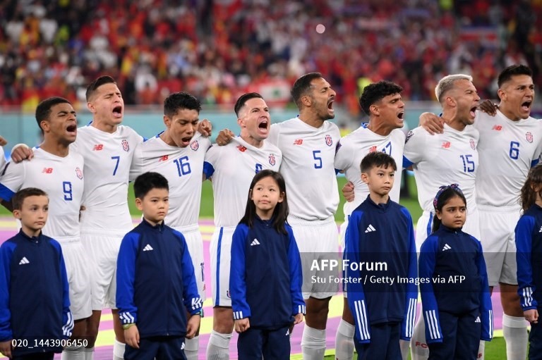 Các cầu thủ Costa Rica thể hiện quyết tâm khi chào cờ, nhưng điều đó chưa giúp gì nhiều cho họ. Ảnh: AFP