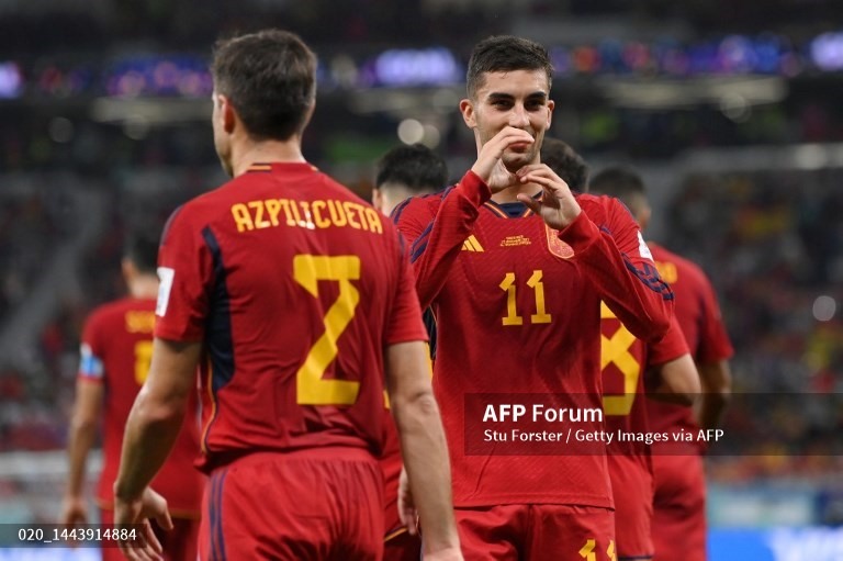 Ferran Torres ghi bàn thắng thứ ba cho đội tuyển Tây Ban Nha từ chấm 11m. Ảnh: AFP