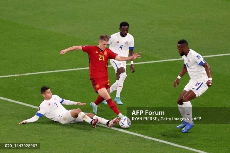 Các cầu thủ áo đỏ rất thoải mái phô diễn kỹ thuật. Ảnh: AFP