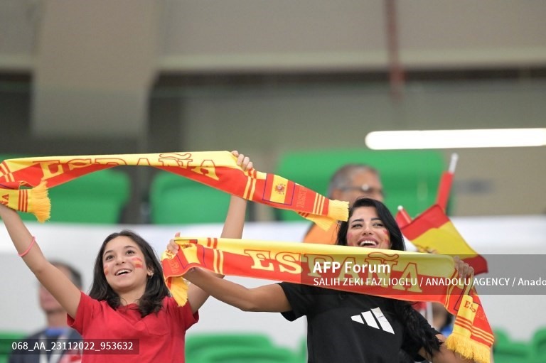 Đầy sắc màu từ các cổ động viên trên khán đài. Ảnh: AFP