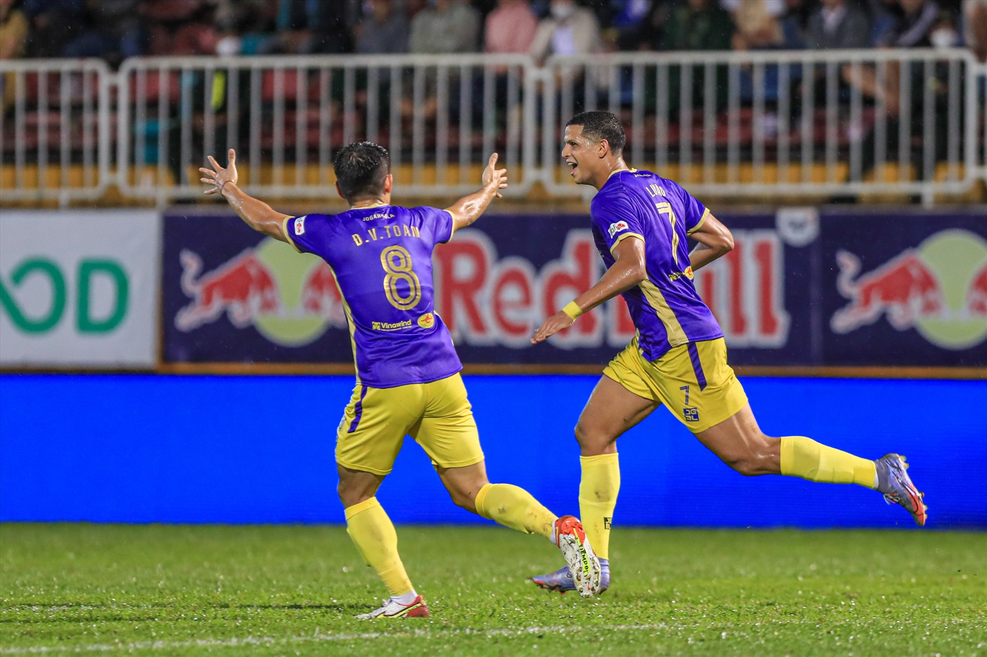 Đội khách Hà Nội chơi phòng ngự chặt chẽ và thực hiện những tình huống phản công sắc lẹm. Cú đúp của Lucao Vinicius ở phút 37 và 59 giúp đại diện bóng đá Thủ đô góp mặt ở trận chung kết cúp quốc gia 2022.