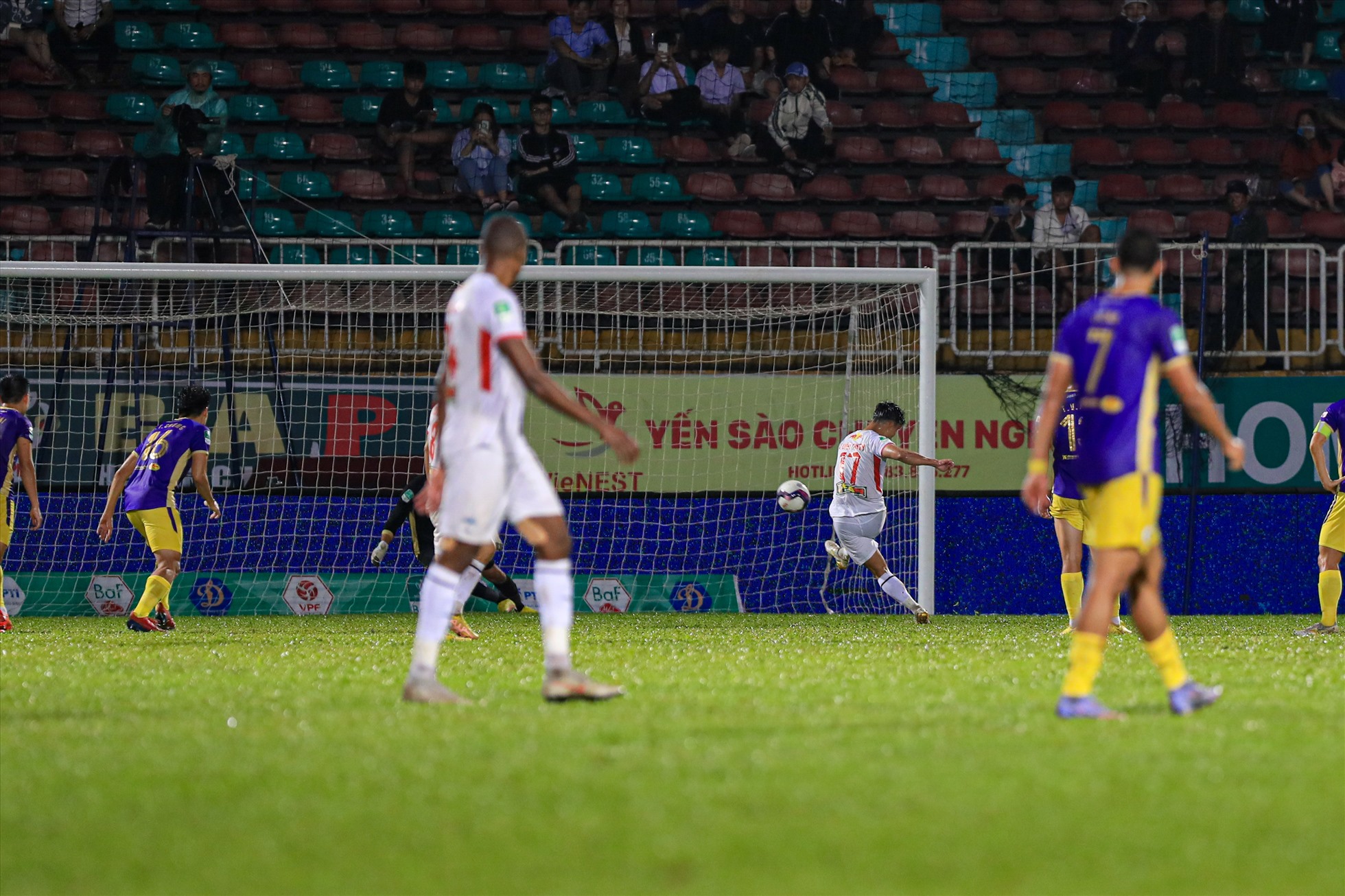 Cuối trận đấu, đội bóng phố núi còn được hưởng quả phạt đền nhưng hậu vệ Vũ Văn Thanh thực hiện không thành công.