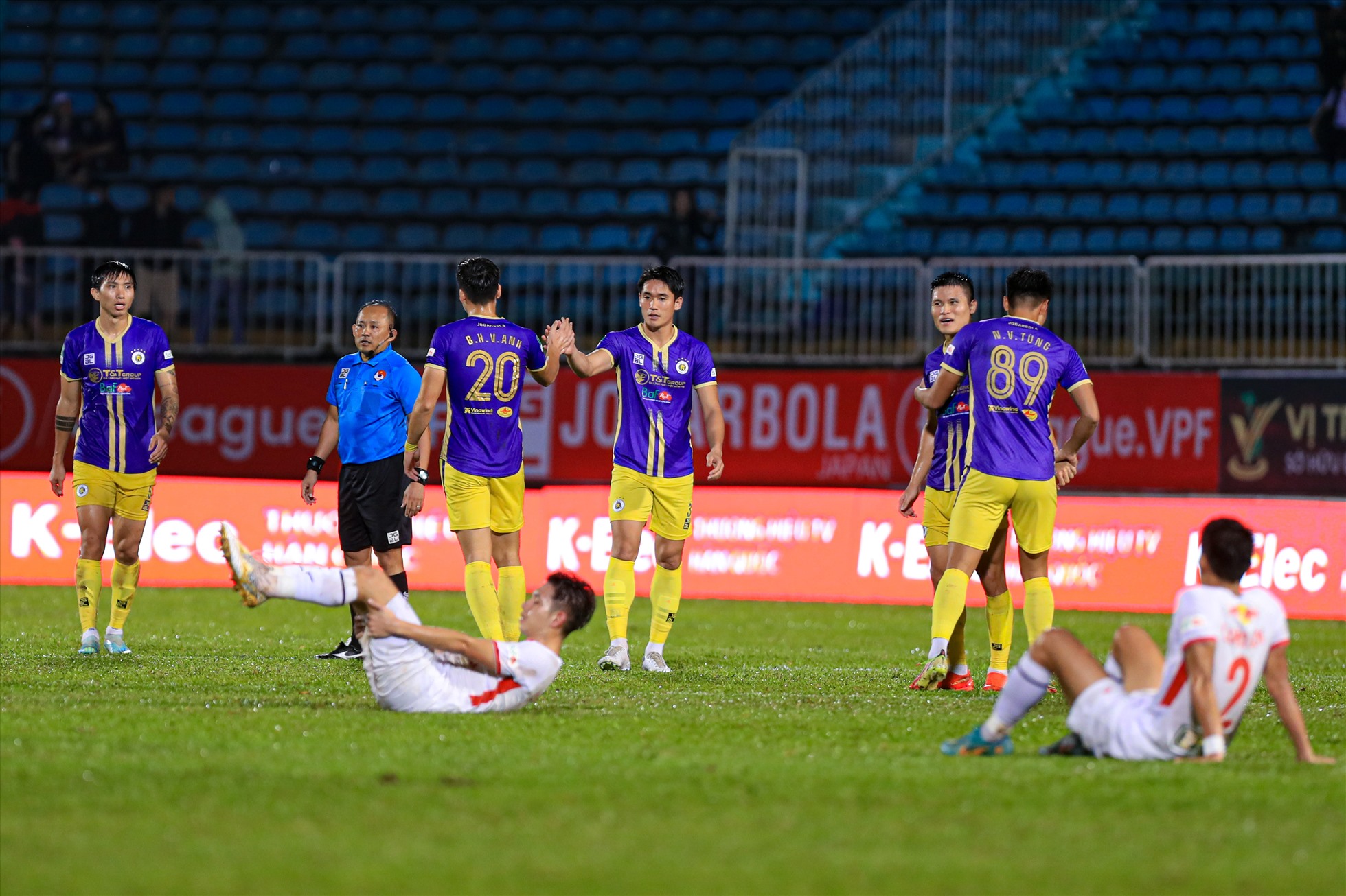 Hồng Duy, Văn Sơn thất vọng sau trận thua đối nghịch với đó là màn ăn mừng của các cầu thủ câu lạc bộ Hà Nội.