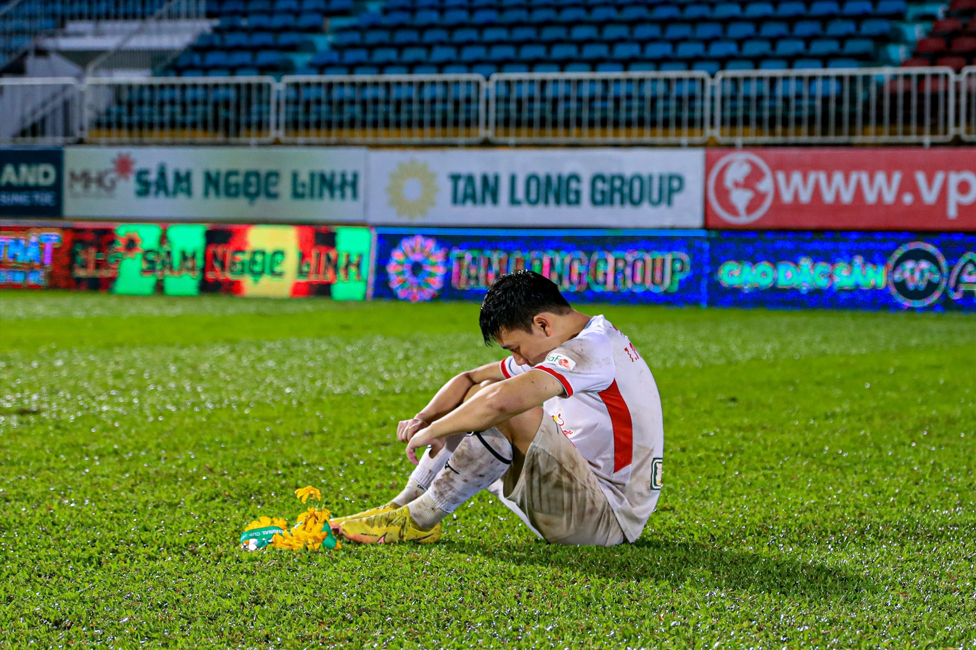 Tiền vệ Trần Minh Vương ngồi thất thần sau lễ trao giải 3 cúp quốc gia 2022.
