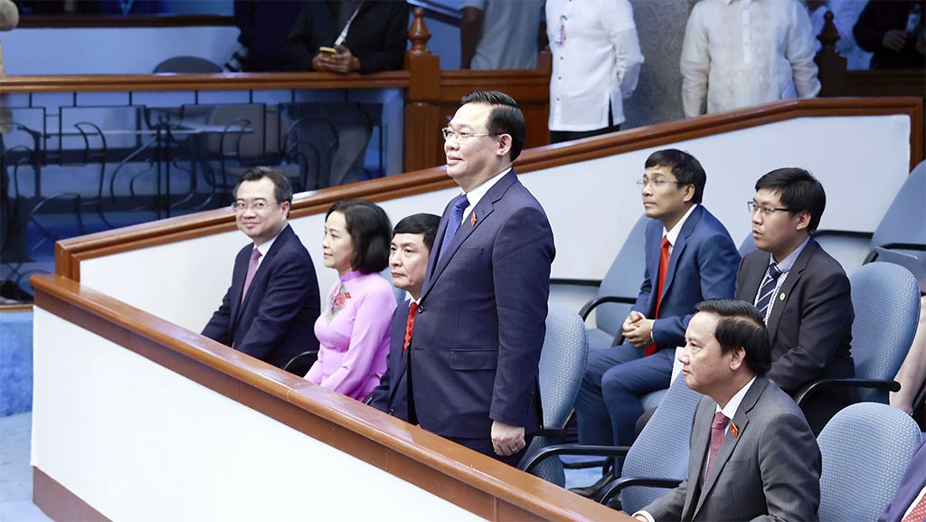 Chủ tịch Quốc hội Vương Đình Huệ và đại biểu đến buổi dự khán phiên họp Thượng viện. Ảnh: Doãn Tấn