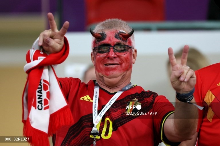 Cổ động viên hào hứng trước trận đấu giữa Bỉ và Canada. Ảnh: AFP