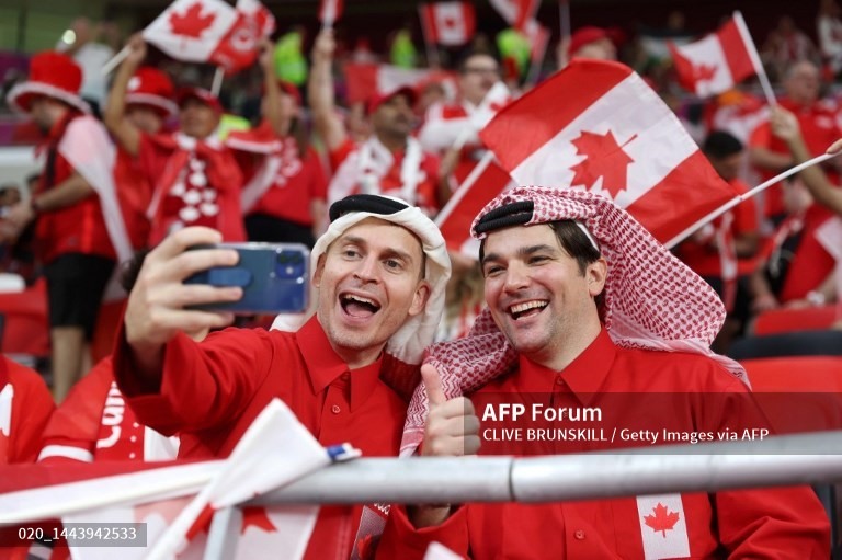 Cổ động viên hào hứng trước trận đấu giữa Bỉ và Canada. Ảnh: AFP