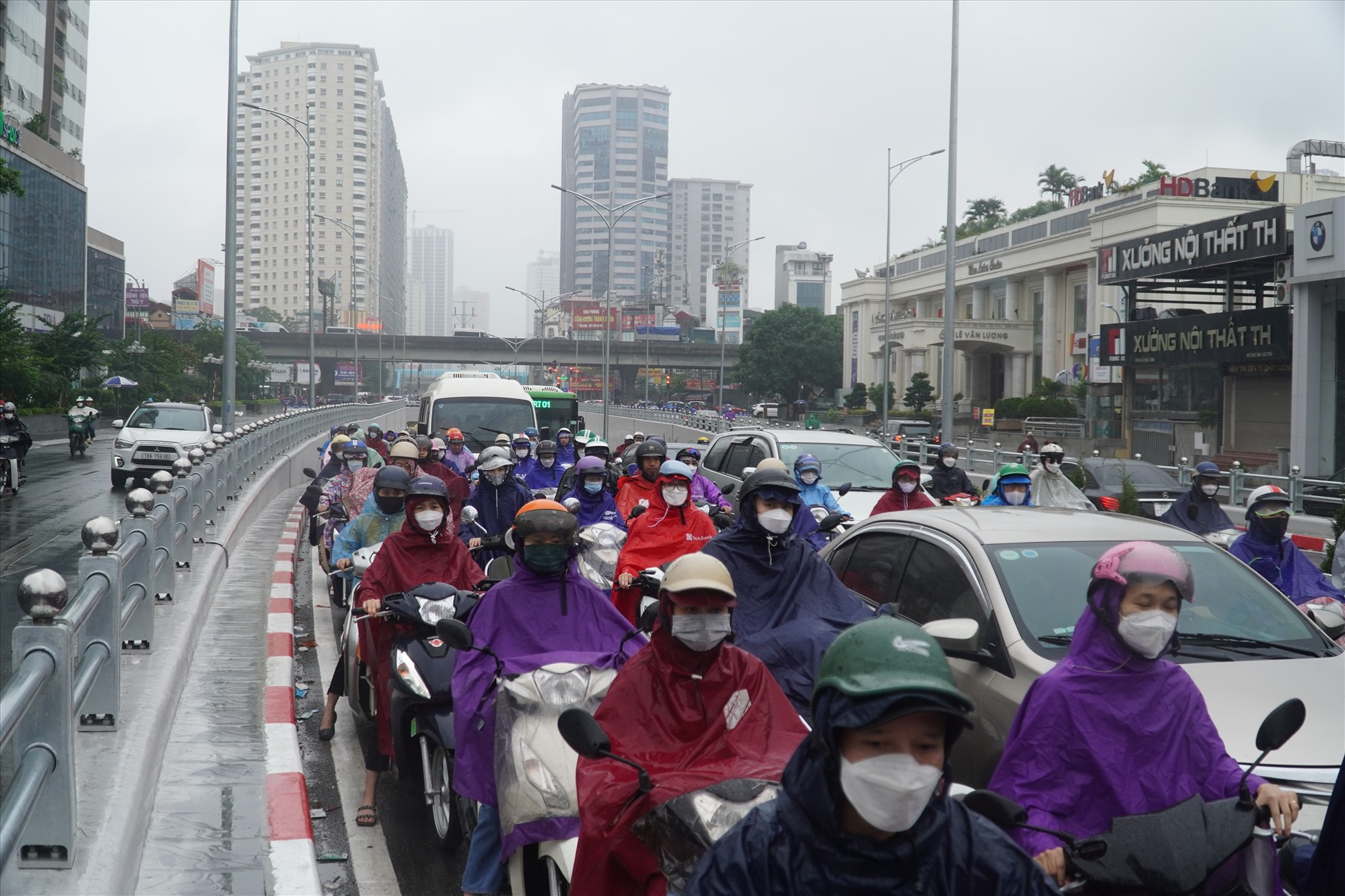 Hầm chui Lê Văn Lương hôm nay cũng trong tình trạng ùn tắc kéo dài, theo hướng xe đi vào nội đô.