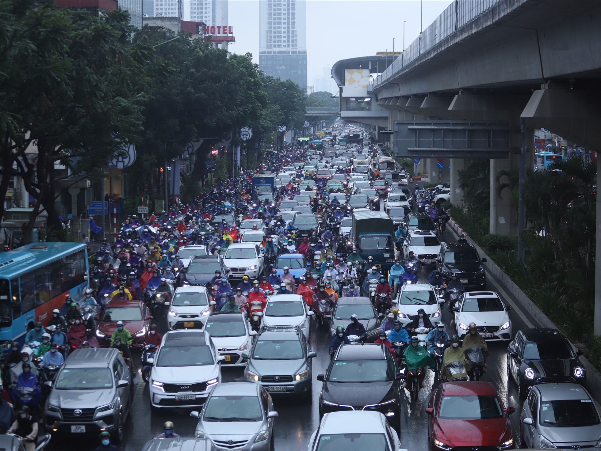 Tại đường Nguyễn Trãi, các phương tiện đi từ hướng Hà Đông vào trung tâm Thủ đô đông nghịt. Ảnh: Hữu Chánh