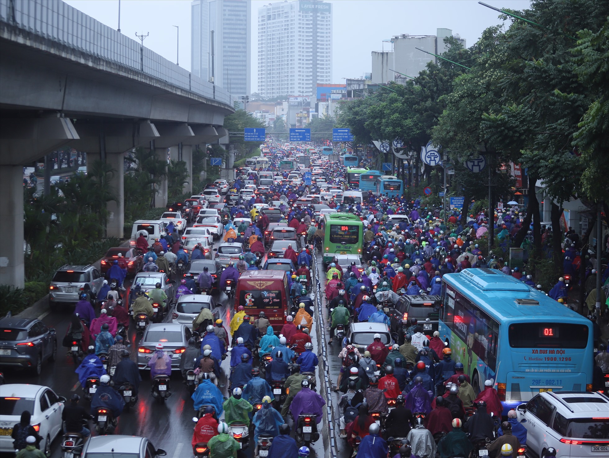 Hàng nghìn phương tiện nối đuôi nhau nhích từng mét trên đường Nguyễn Trãi.