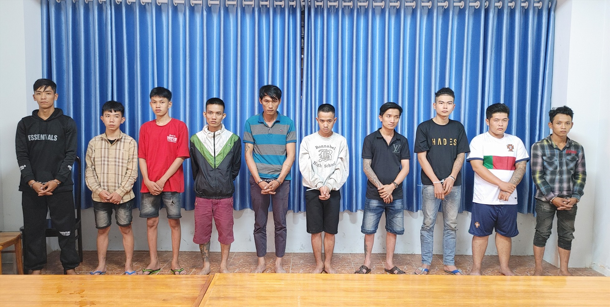 Cơ quan Cảnh sát điều tra Công an tỉnh An Giang khởi tố, bắt giam 12 đối tượng trong vị hỗn chiến kinh hoàng bằng súng và hung khí. Ảnh NT