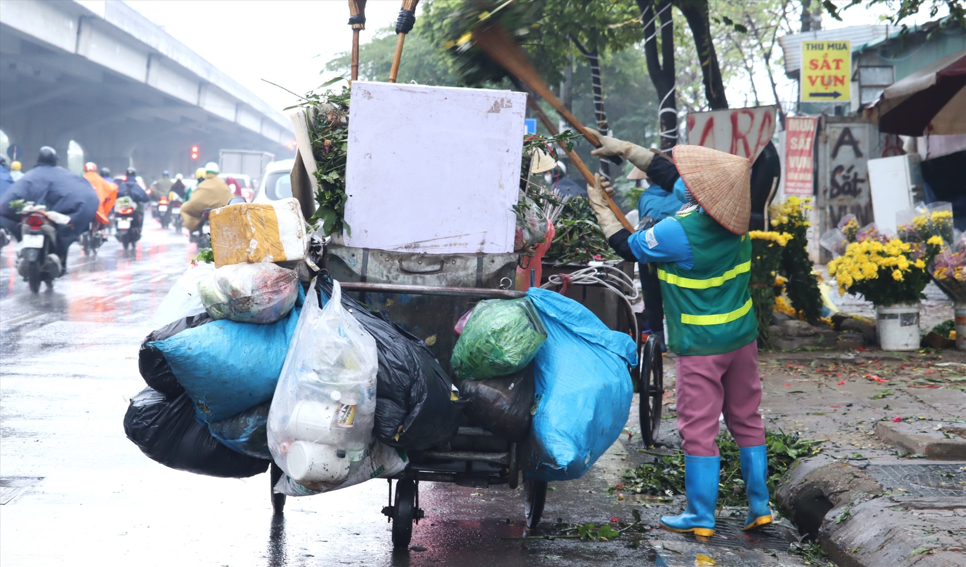 Công nhân vệ sinh môi trường mưu sinh giữa trời mưa, lạnh.