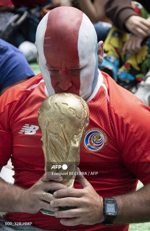 Cổ động viên Costa Rica hôn chiếc cúp tượng trưng của World Cup 2022 trong trận đấu Costa Rica gặp Tây Ban Nha.