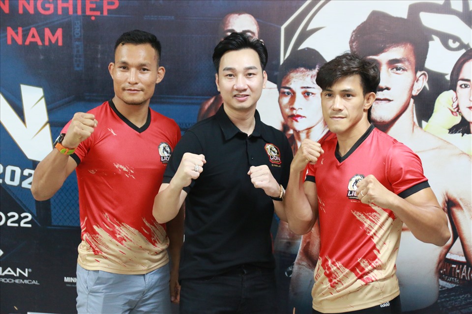 2 võ sĩ Nguyễn Quang Lộc (ngoài cùng bên trái) và Nguyễn Trần Duy Nhất (ngoài cùng bên phải). Ảnh: Minh Đức