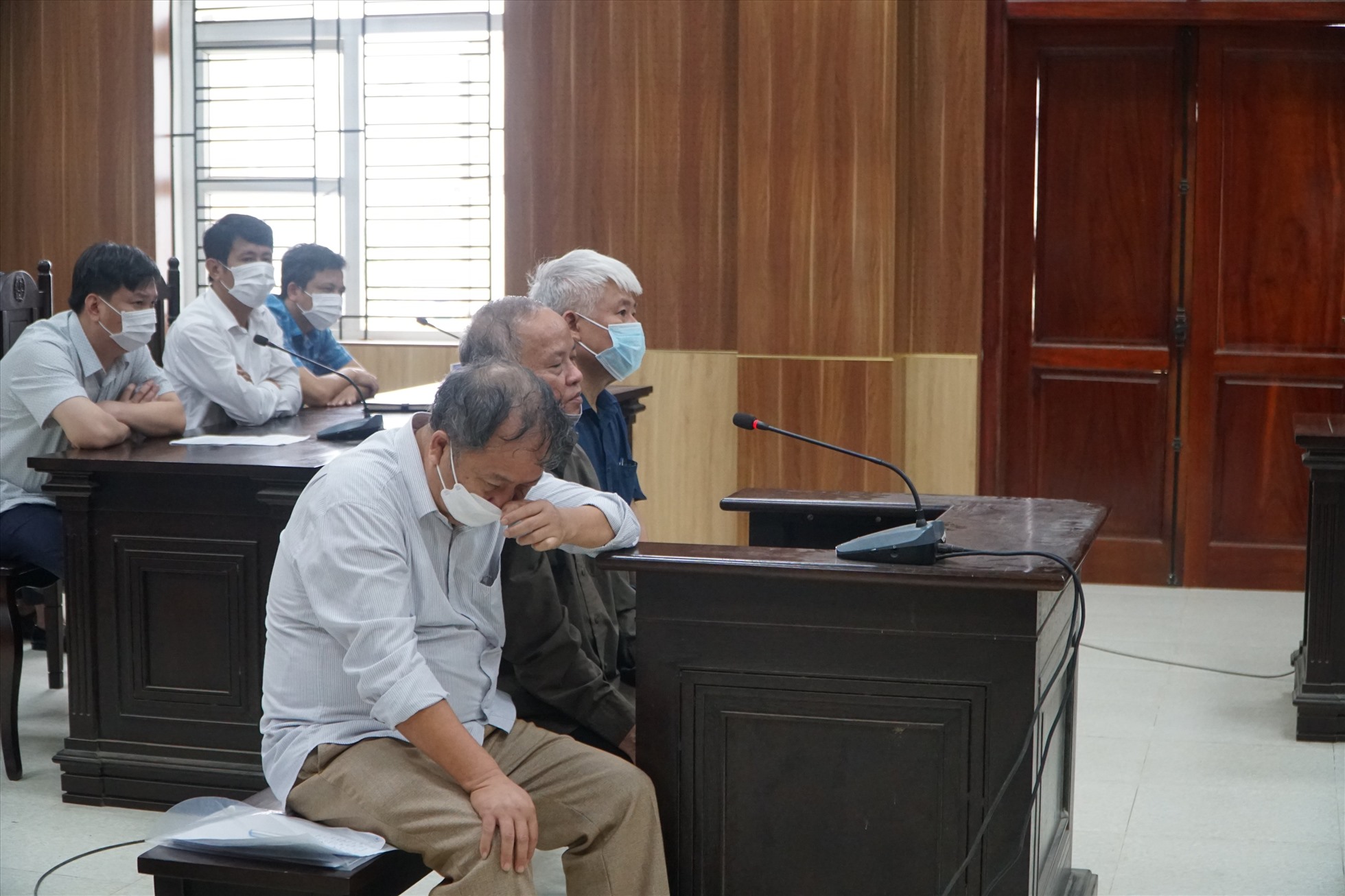 Cựu Chủ tịch huyện Yên Định Lưu Vũ Lâm (ngồi giữa) cùng 2 cán bộ cấp dưới tại phiên xét xử. Ảnh: Tùng Nguyễn