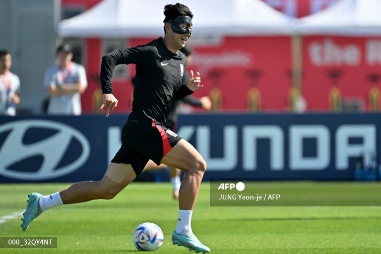 Son Heung-min đeo mặt nạ tập luyện trong những ngày qua. Ảnh: AFP