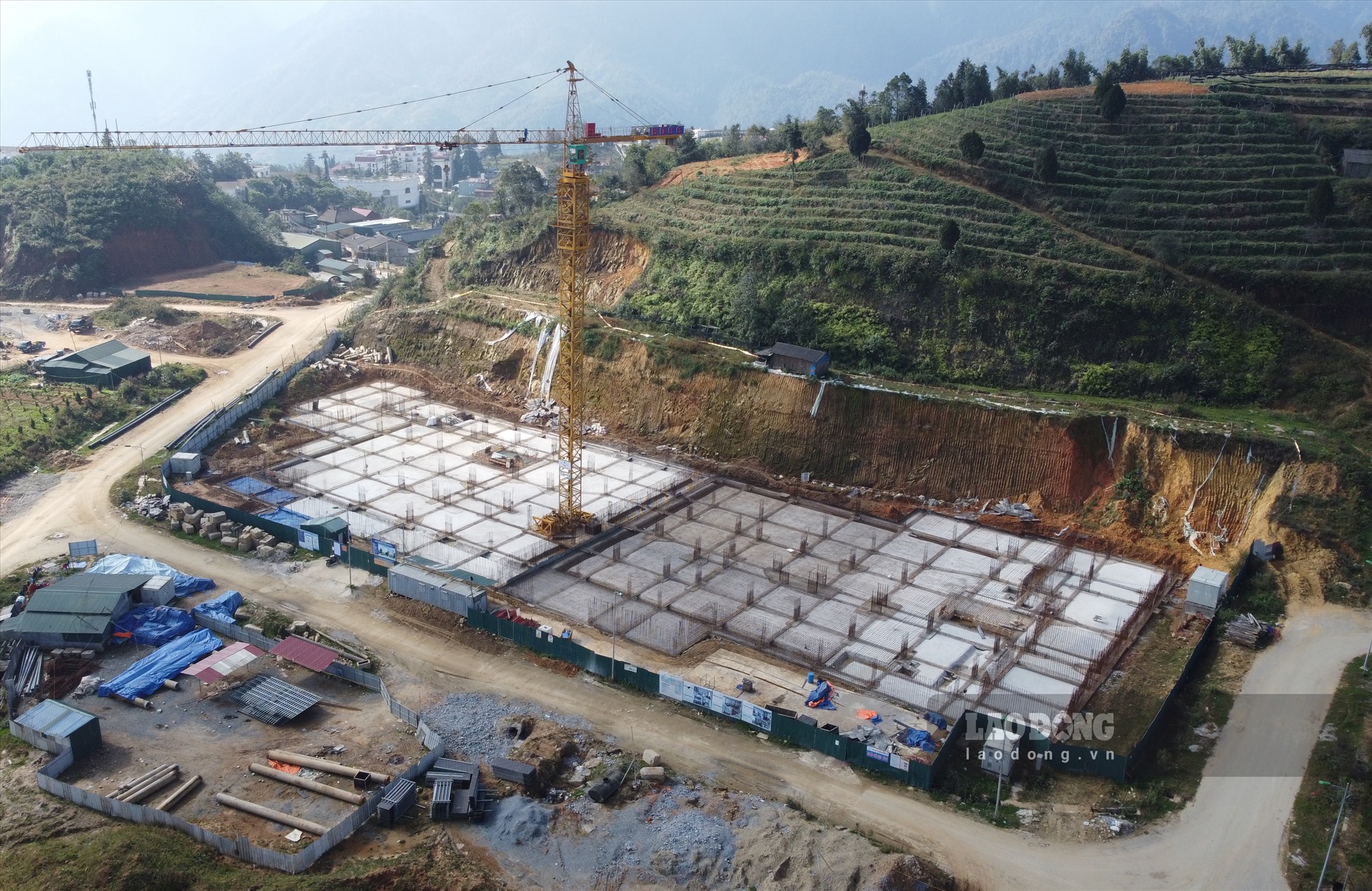 Theo tìm hiểu của PV, Dự án nhà ở xã hội dành cho người thu nhập thấp tại Khu dự phòng Tây Bắc (thị xã Sa Pa) được UBND tỉnh Lào Cai phê duyệt chủ trương đầu tư ngày 30.1.2019. Đến giữa năm 2021, dự án được điều chỉnh tiến độ xây dựng từ tháng 8.2020 đến hết tháng 2.2022.
